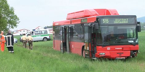 Der Linienbus kreuzte den Straßengraben und kam in einem Feld zum Stehen
