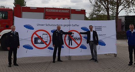 Die Sichtschutzwand wurde jetzt an die Feuerwehren im Landkreis übergeben